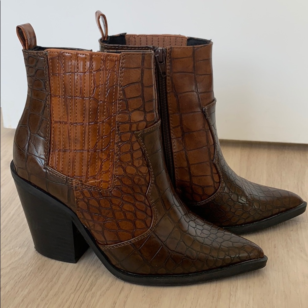 Reptile skin Chelsea boots pointy toe